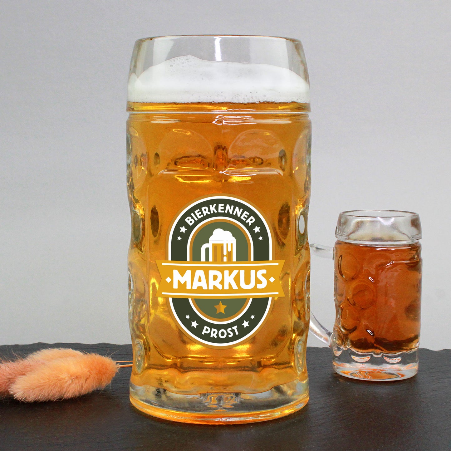 Halber Bierkrug (0,5 l) mit Aufdruck zum vergleich ist die 4cl Variante rechts daneben