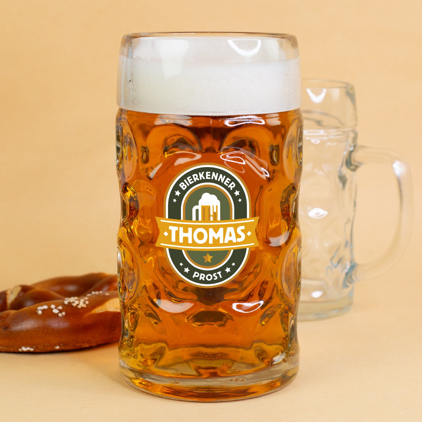 Bierkrug 1 l frontal fotografiert – mit Bierkenner-Motiv, Schaumkrone und dem personalisierten Namen mittig im Design