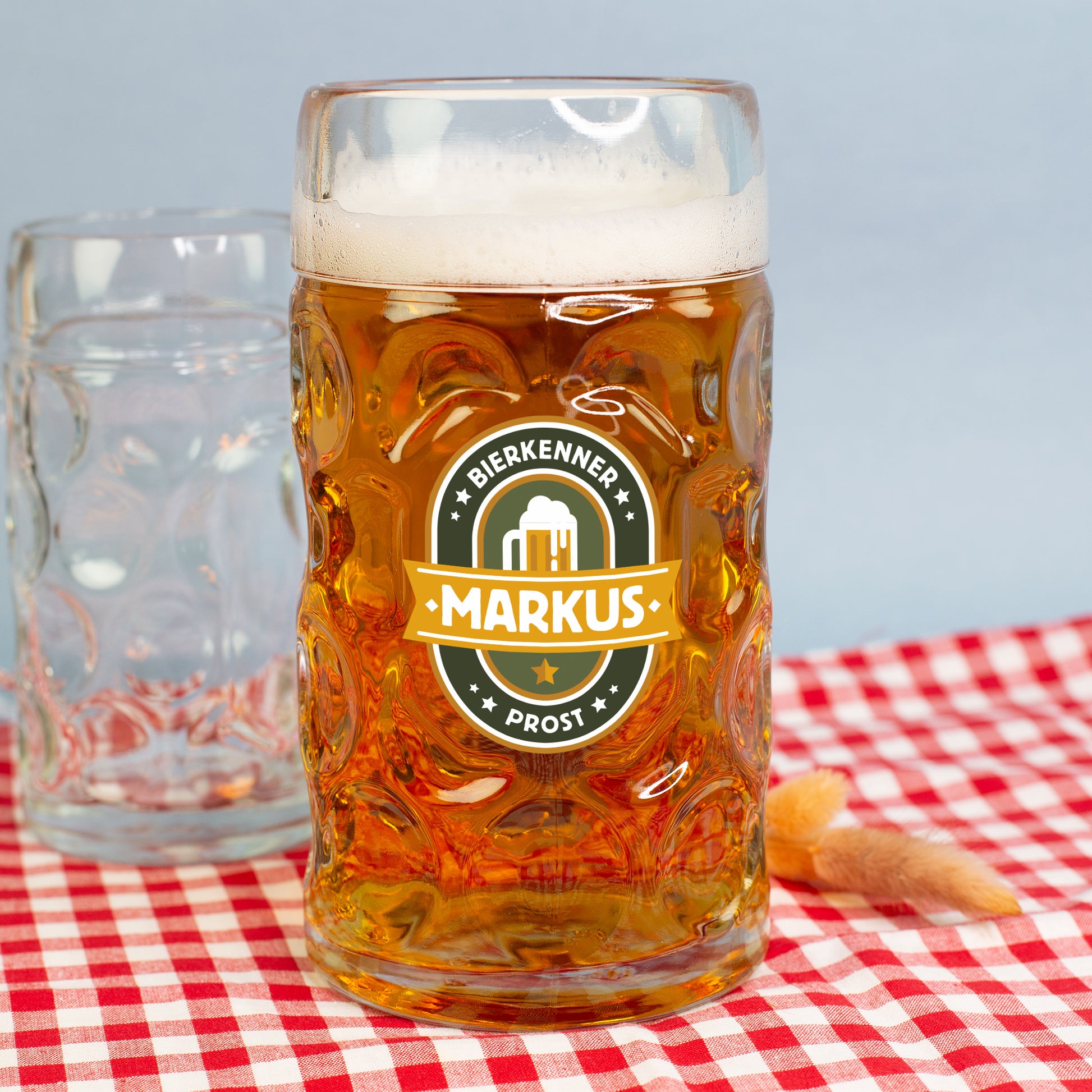 Detailansicht des 1 l Bierkrugs von schräg oben – zeigt den dicken Glasboden, Henkel und den Motivdruck auf der Front