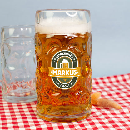 Detailansicht des 1 l Bierkrugs von schräg oben – zeigt den dicken Glasboden, Henkel und den Motivdruck auf der Front