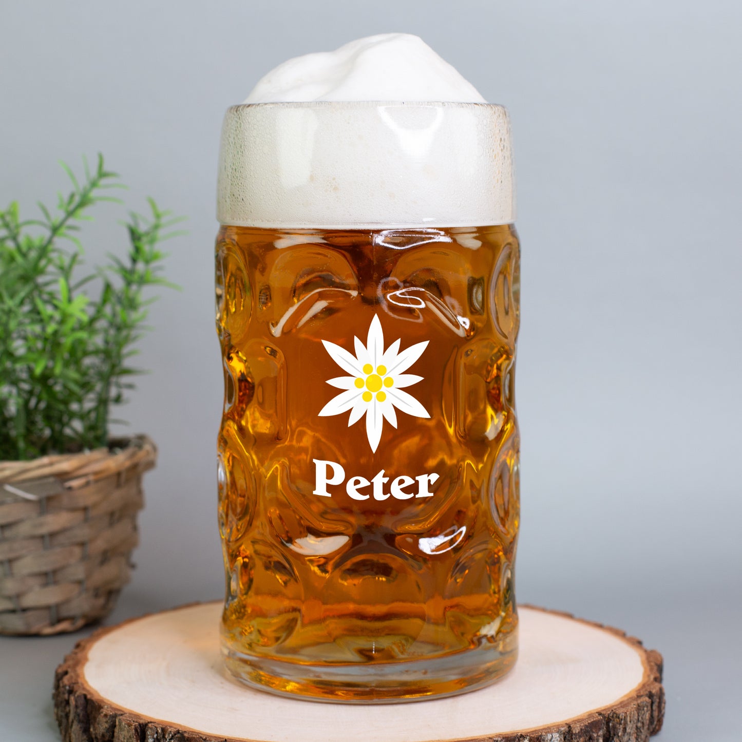 Bierkrug mit Edelweiß und Name Peter auf Holzscheibe mit Pflanze – 1 Liter Glas mit traditioneller Prägung