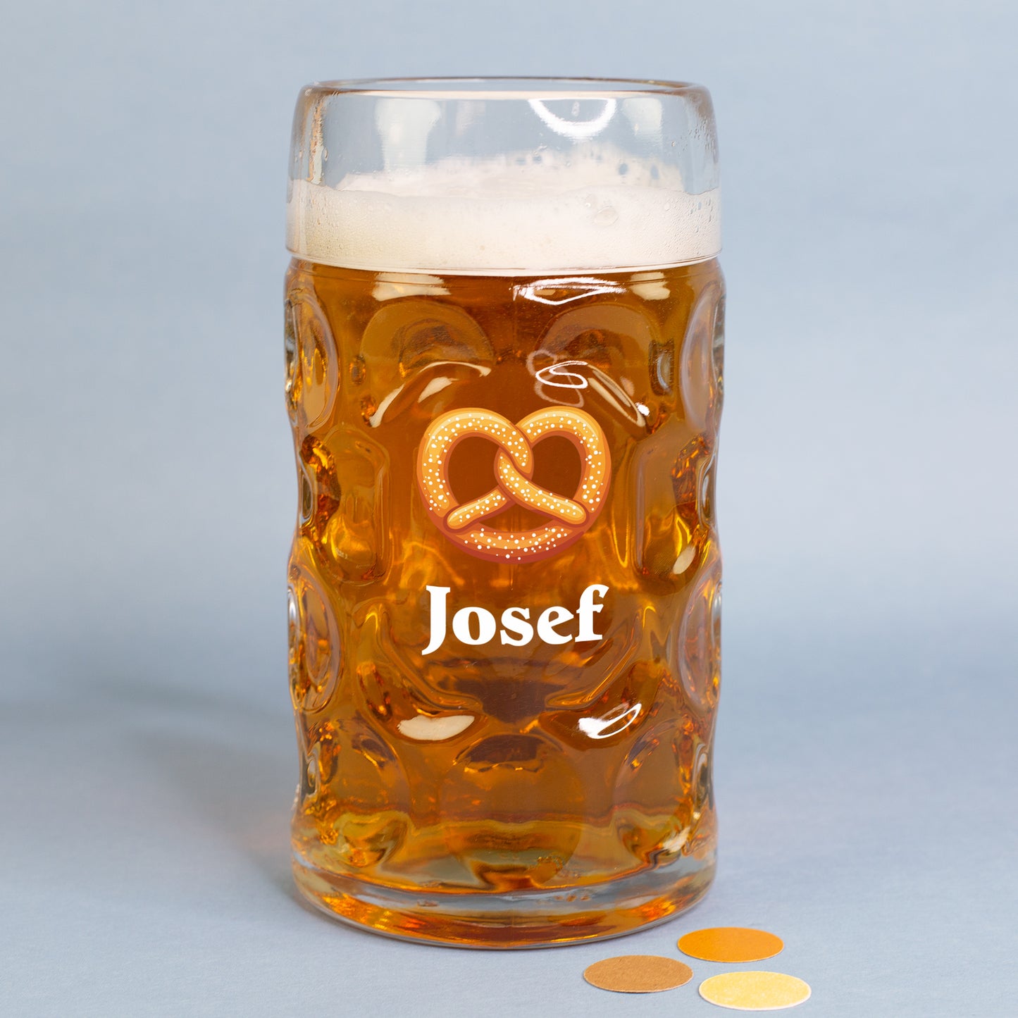 Großes Bierglas mit Brezel-Motiv und Name Josef vor blauem Hintergrund mit Konfetti
