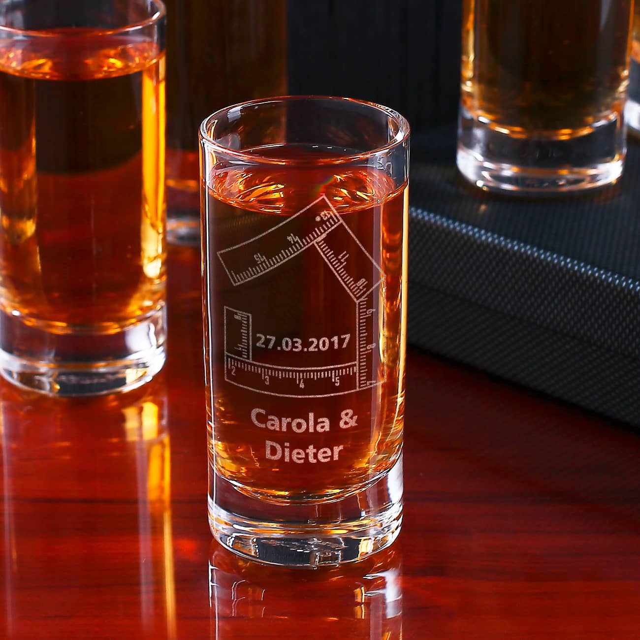 Schnapsglas mit Zollstock und Ihren Wunschdaten