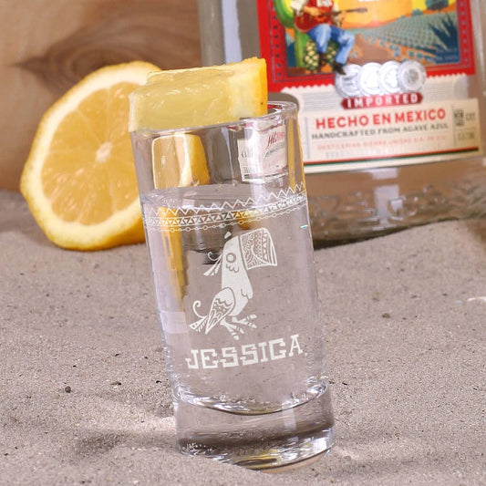 Tequila-Shot mit Papagei mexikanischen Ornamenten und Ihrem Wunschnamen graviert