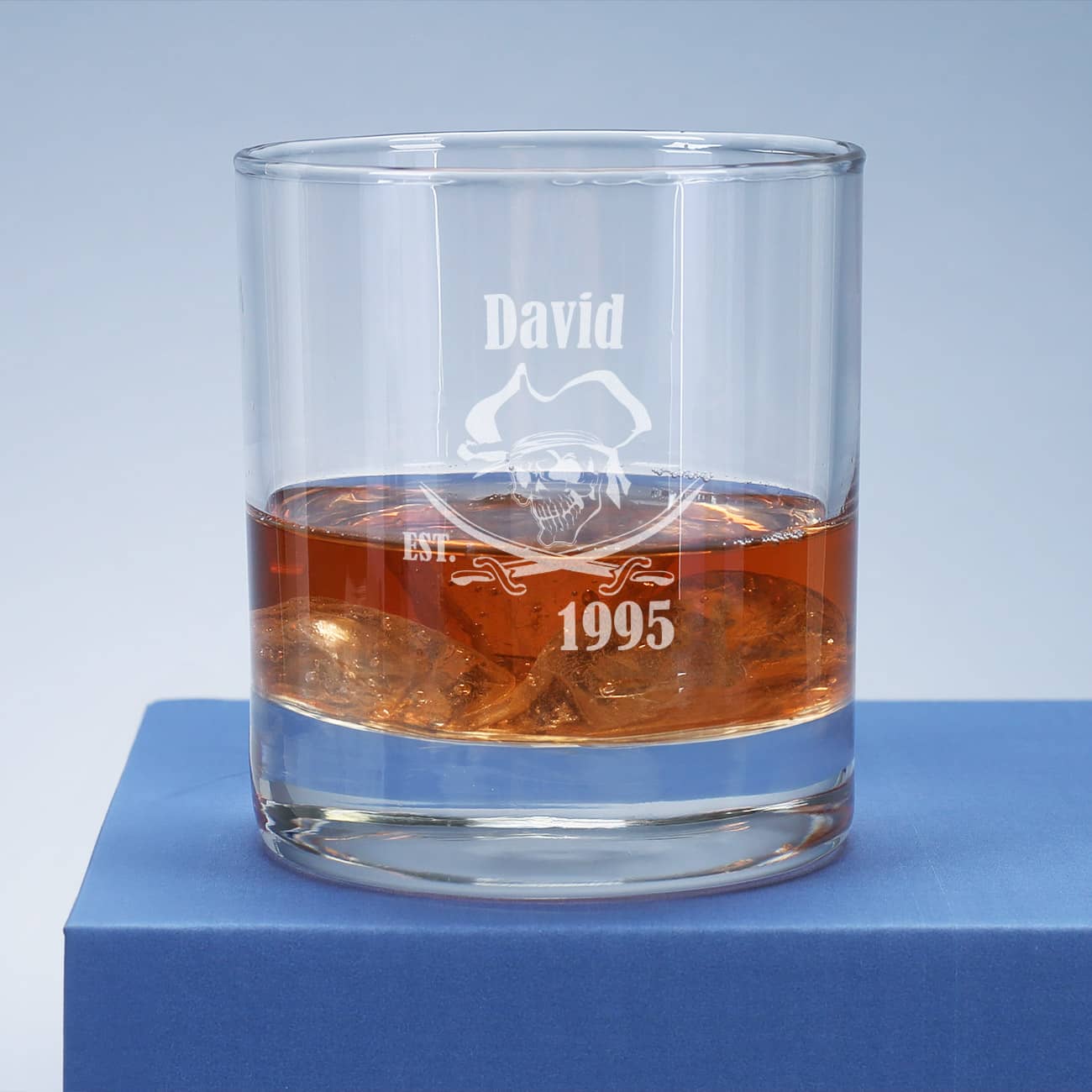 Rumglas mit Totenkopfgravur Ihrem Namen und Geburtsjahr