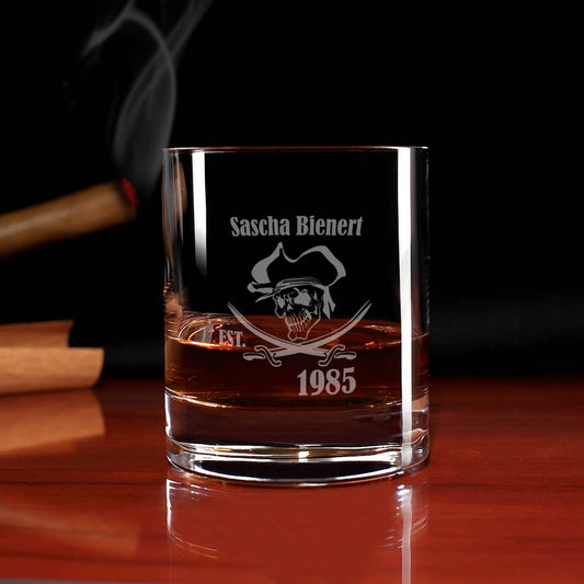 Rumglas mit Totenkopfgravur Ihrem Namen und Geburtsjahr