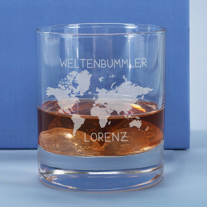 Whiskeyglas mit Weltenbummler Motiv und Namensgravur