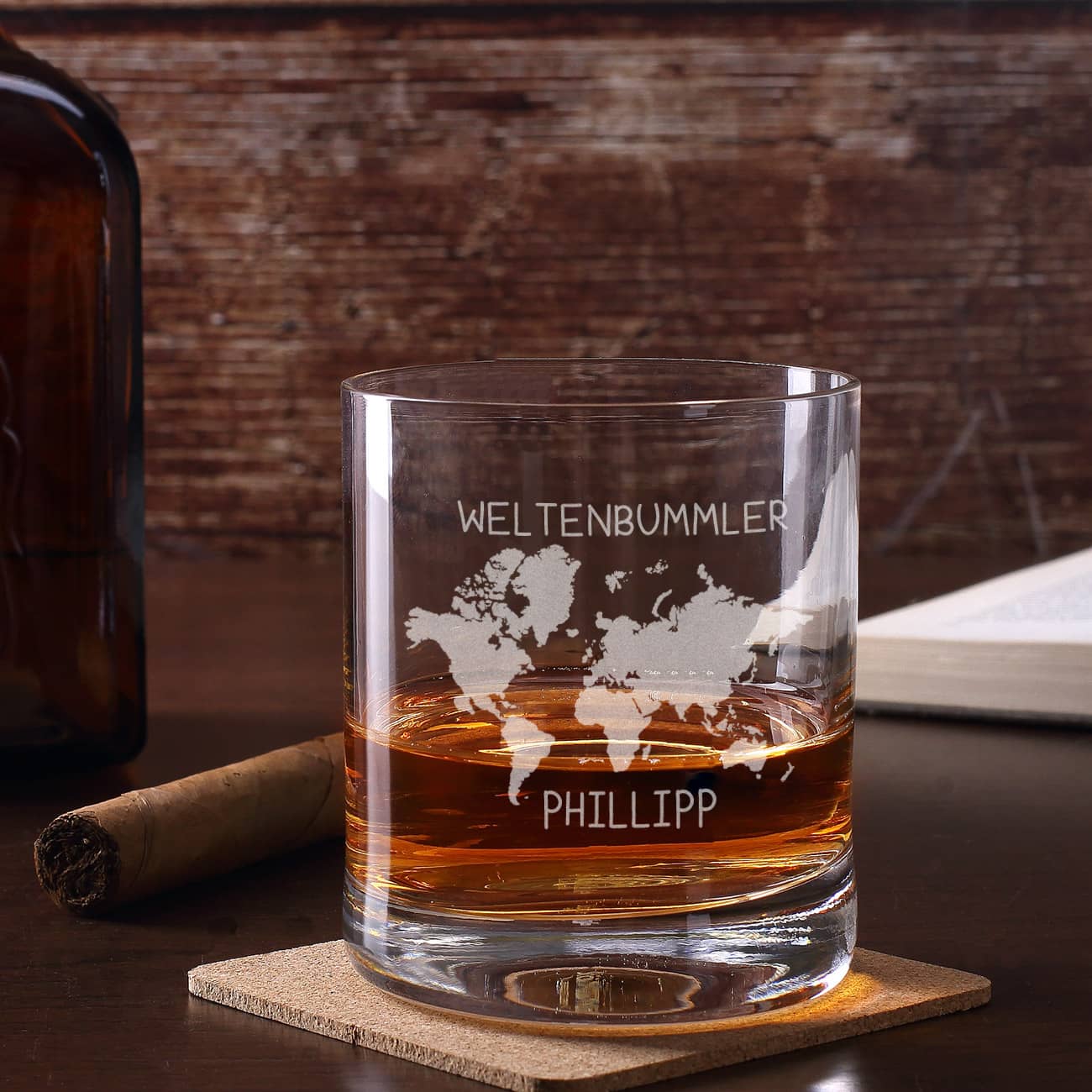 Whiskeyglas mit Weltenbummler Motiv und Namensgravur