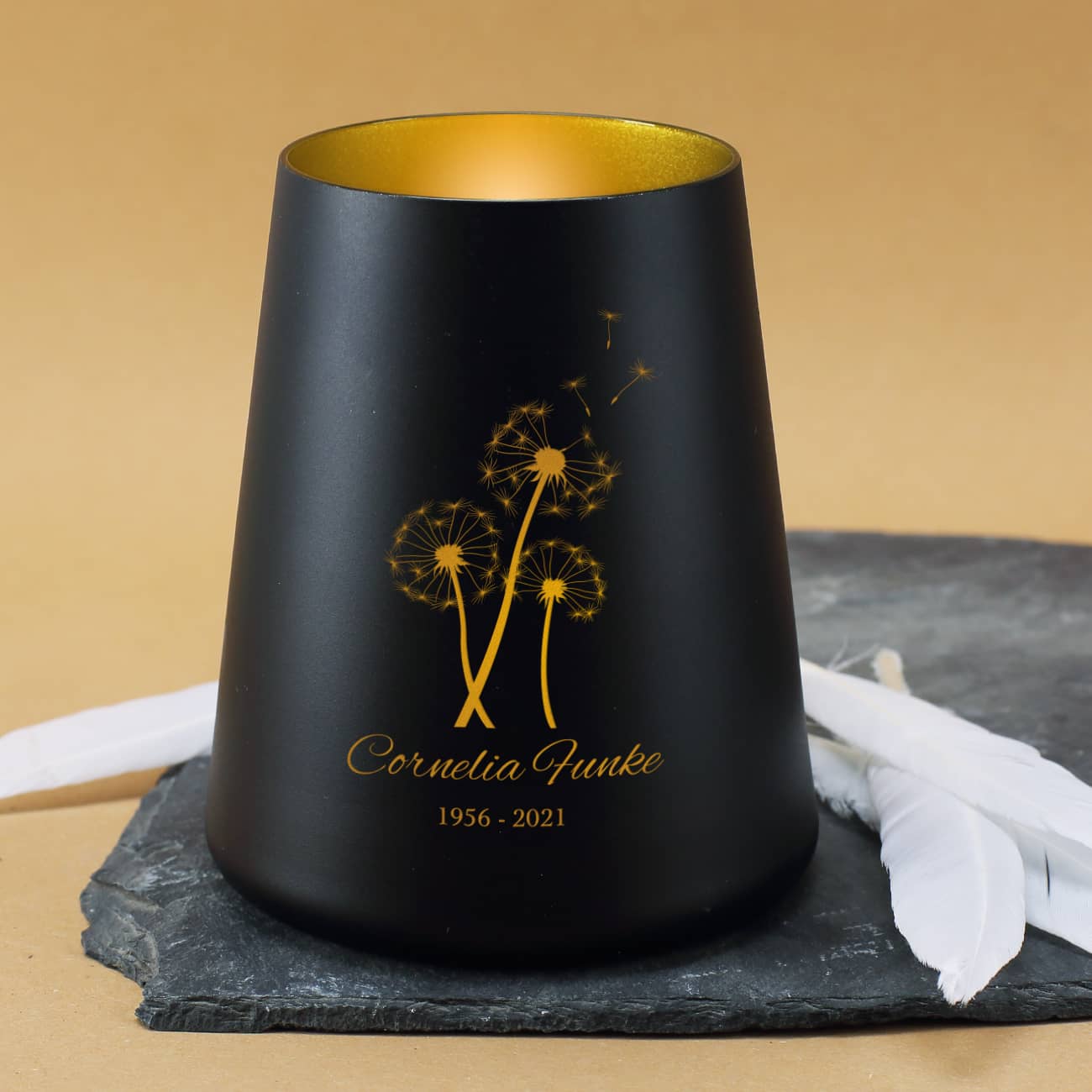Trauerlicht in Schwarz mit Innenseite in Gold, graviert mit Pusteblumen, Name und Datum