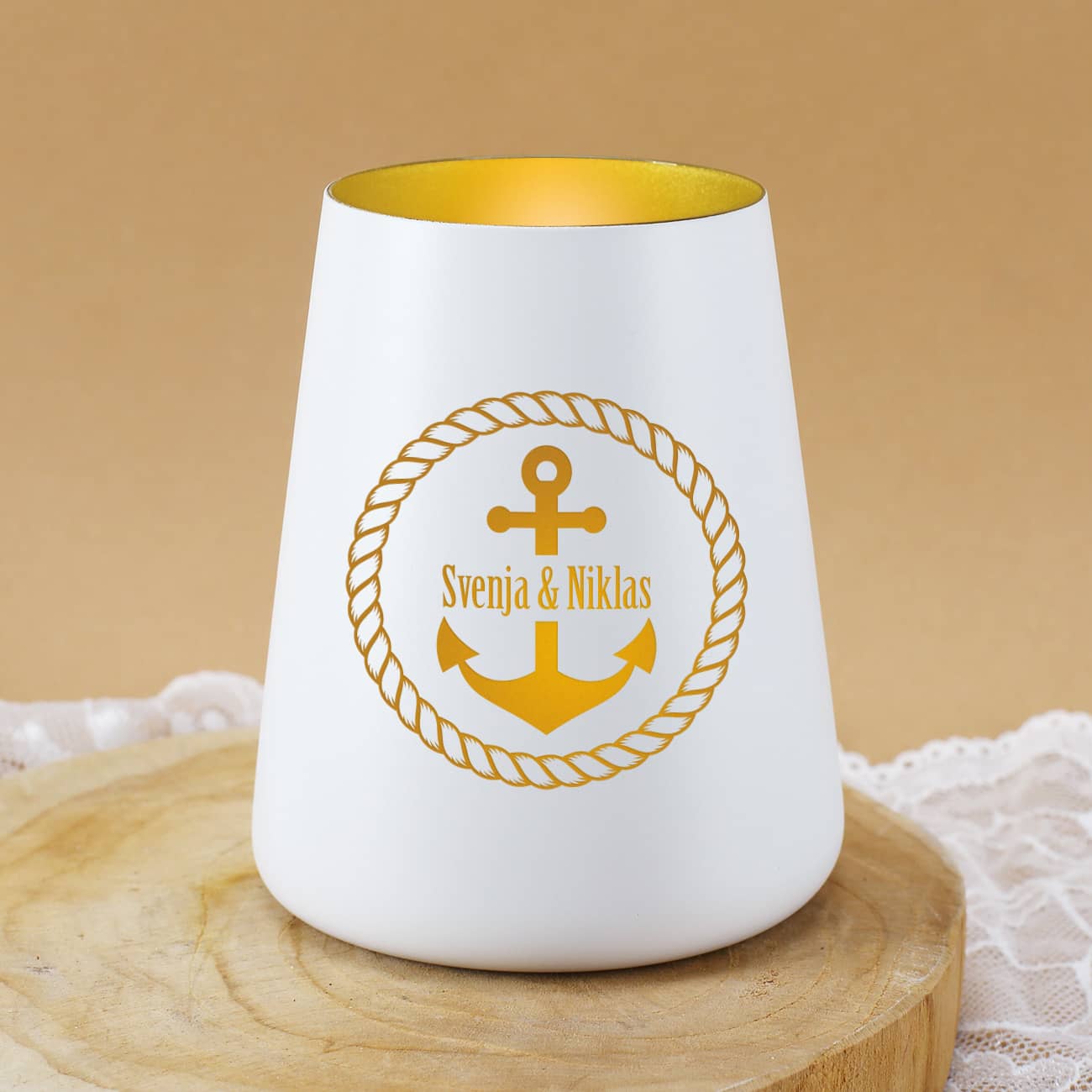 Maritimes Windlicht in Weiß mit Namen und Ankerdesign als Gravur