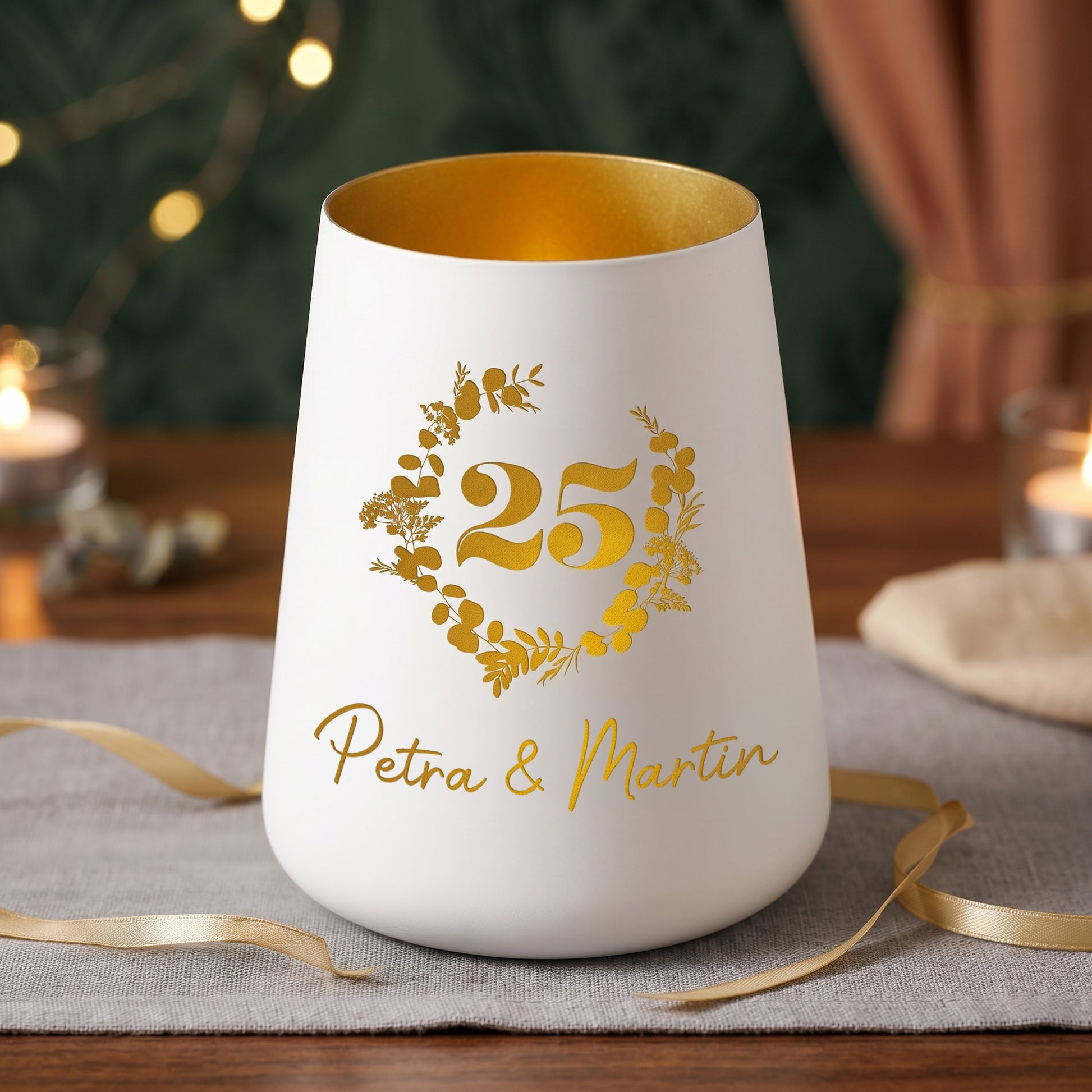 Dekoratives Windlicht zum 25. Hochzeitstag mit floralem Kranz, Zahl 25 und Namen Petra & Martin