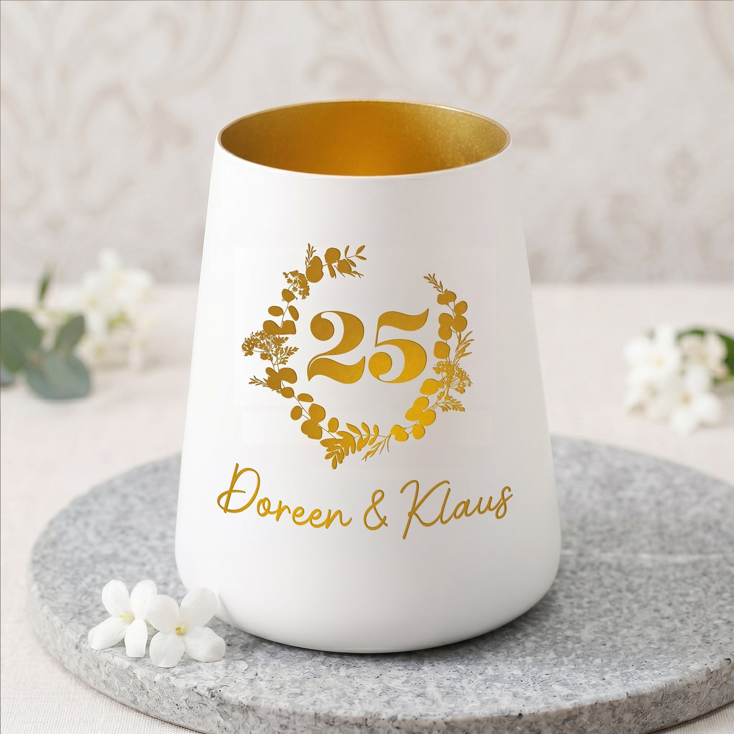 Personalisiertes Dekolicht zur Silberhochzeit mit Zahl 25, Blumenkranz und Namen Doreen & Klaus auf Steinplatte
