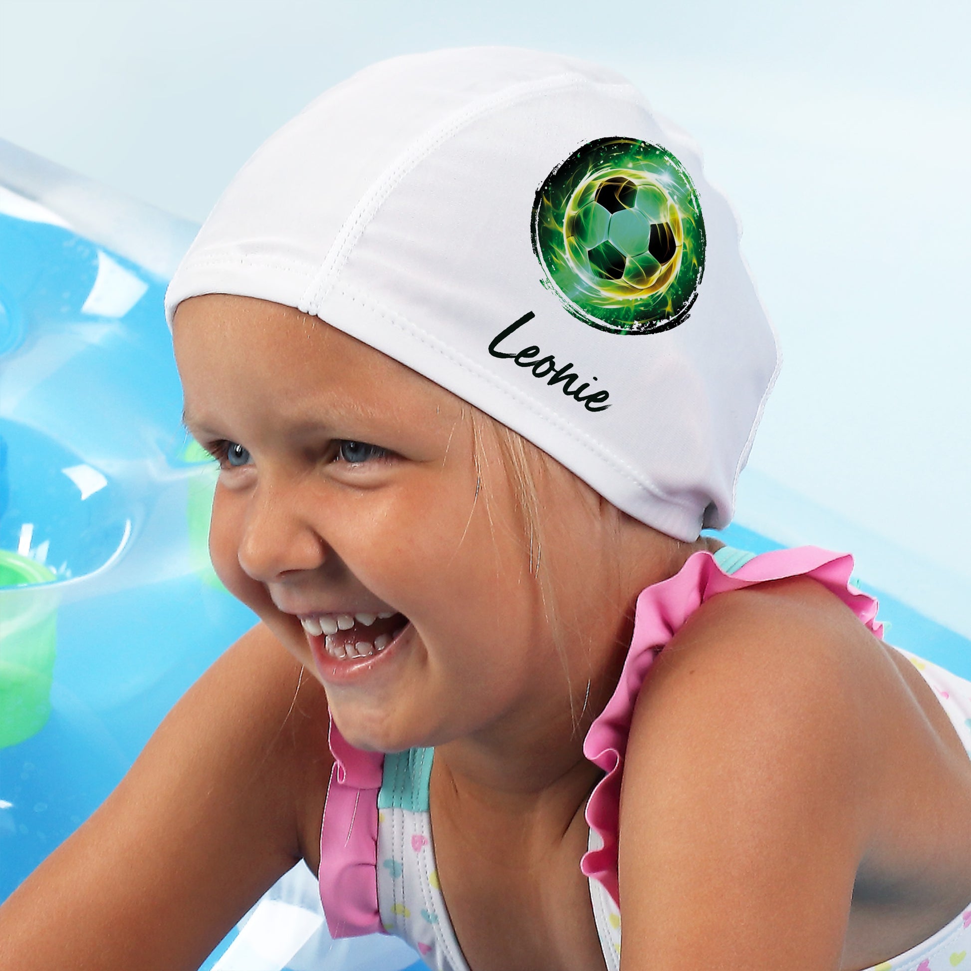 Mädchen mit weißer Badekappe und Fußballmotiv, Name Leonie sichtbar