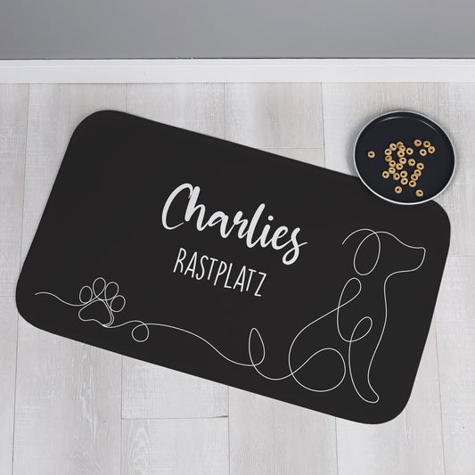 Personalisierbare schwarze Hundematte mit eigenem Text, frontal fotografiert, auf hellem Hintergrund.