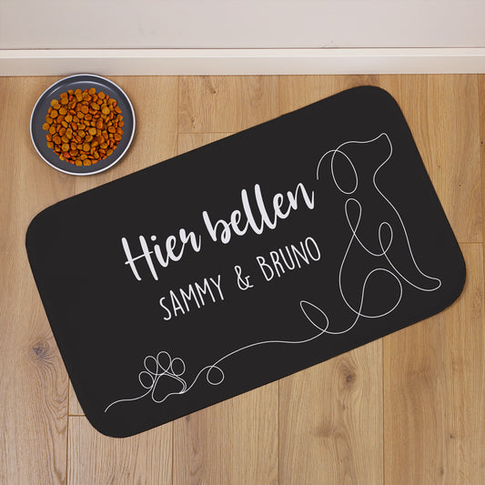 Aufnahme des personalisierten Textes auf der schwarzen Hundematte, weißer Schriftzug auf dunklem Stoff.