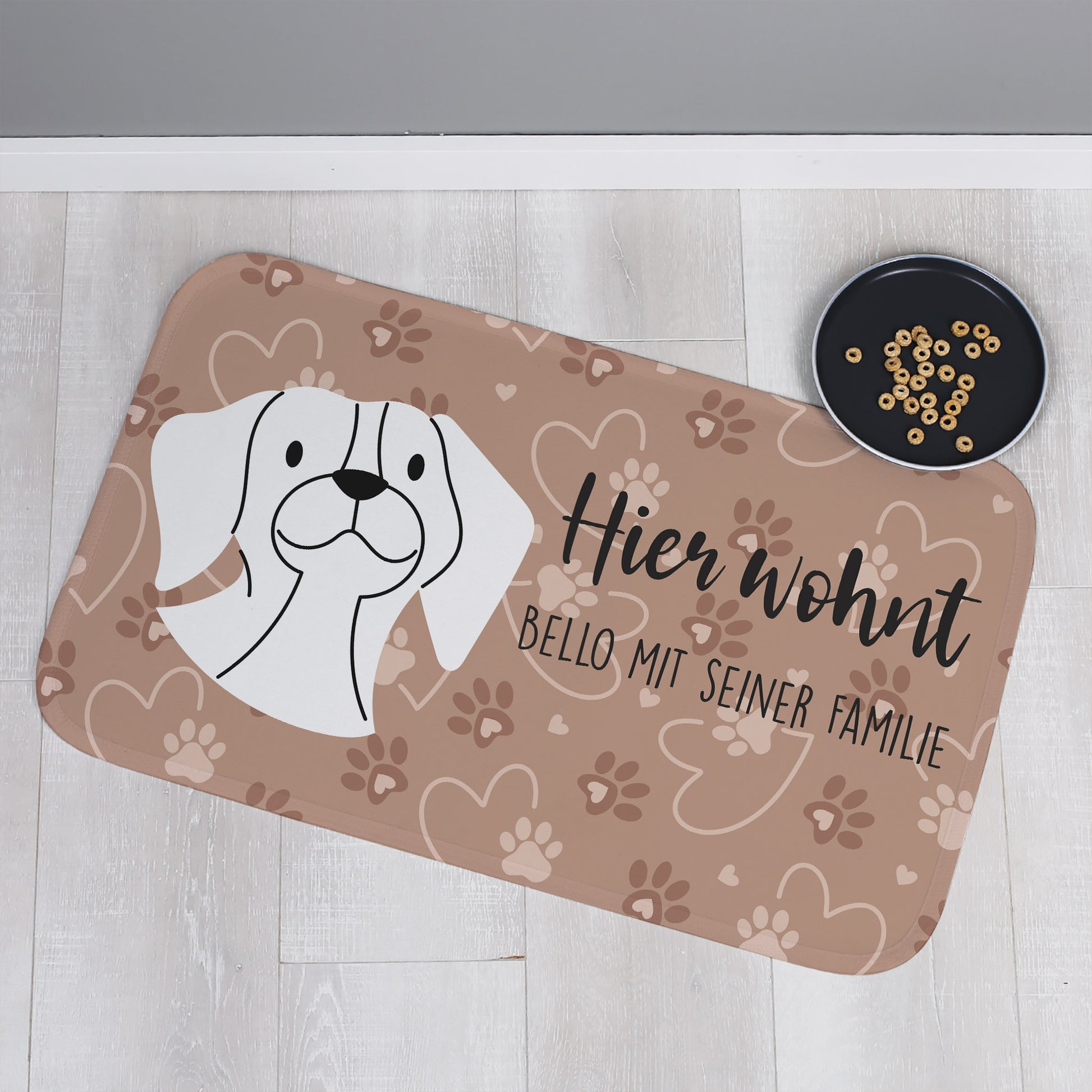 Personalisierbare Hundematte in Braun mit Hunde-Motiv und eigenem Text, frontal fotografiert.