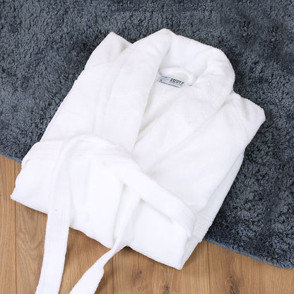 Gefalteter weißer Bademantel mit Gürtel auf grauem Badteppich, weiches Material und Schalkragen sichtbar