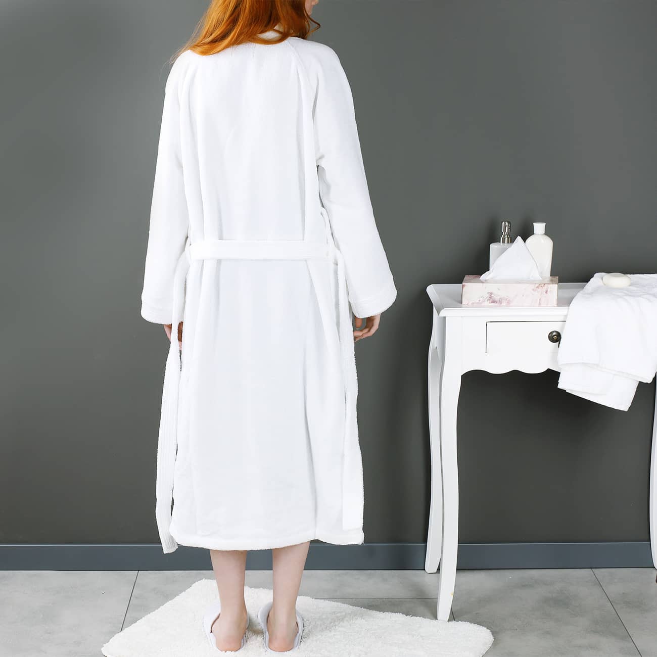 Weicher Bademantel mit Initialen bestickt in Silber, Rückseite