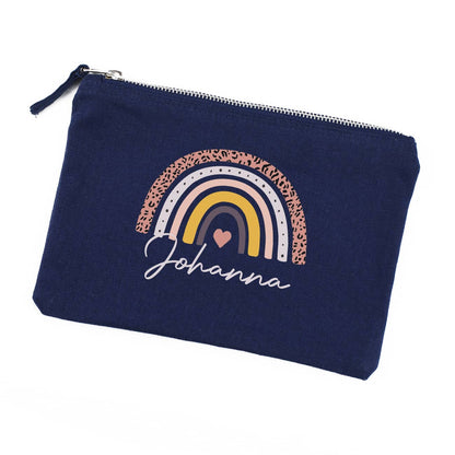 dunkelblaues Beautycase mit Regenbogen-Motiv und Name