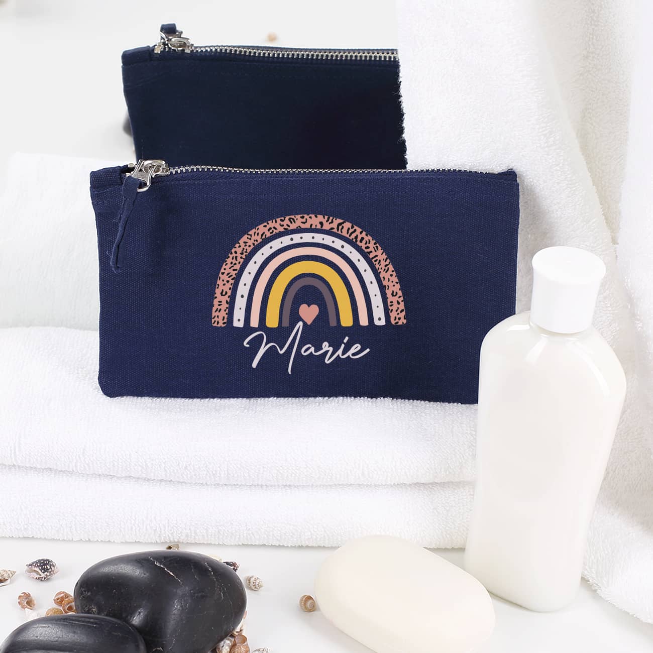 dunkelblaues Beautycase mit Regenbogen-Motiv und Name