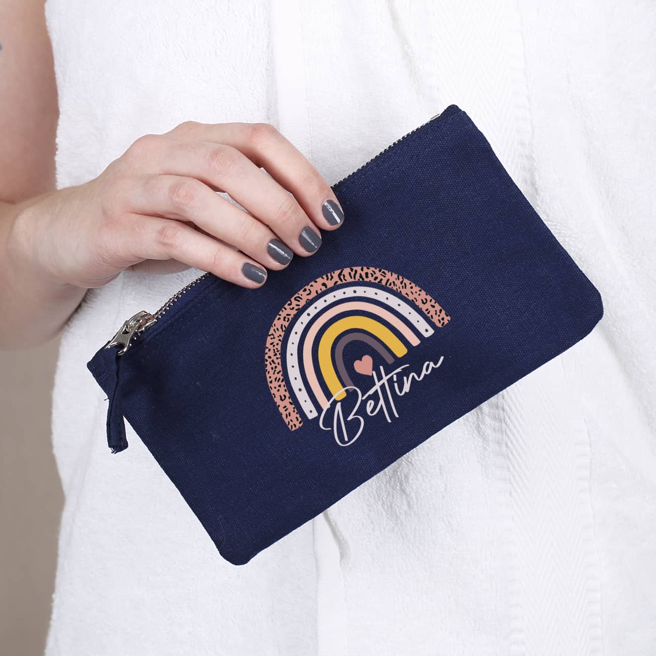 dunkelblaues Beautycase mit Regenbogen-Motiv und Name