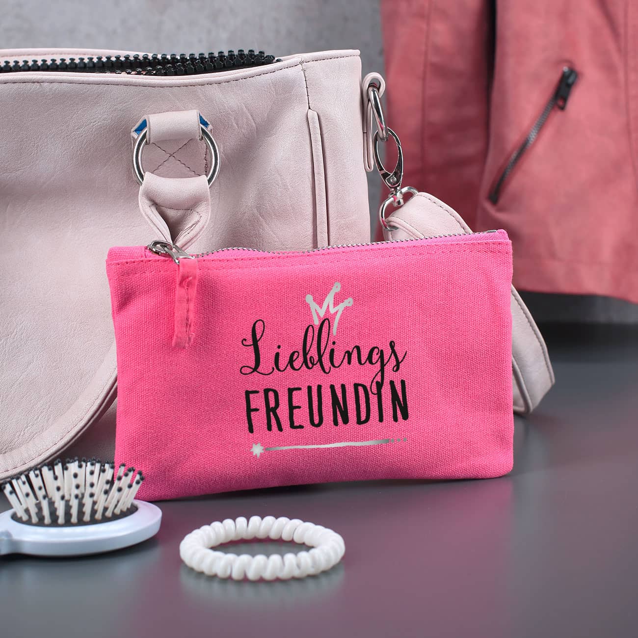 Kleine pinke Tasche mit Aufdruck