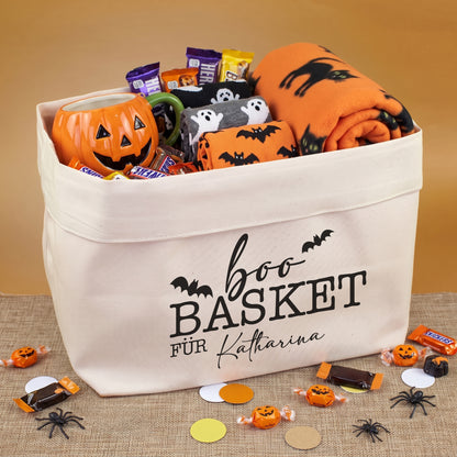 Gefüllter personalisierter Boo Basket für Katharina mit Halloween-Süßigkeiten, Socken, Kürbisbecher und Decke