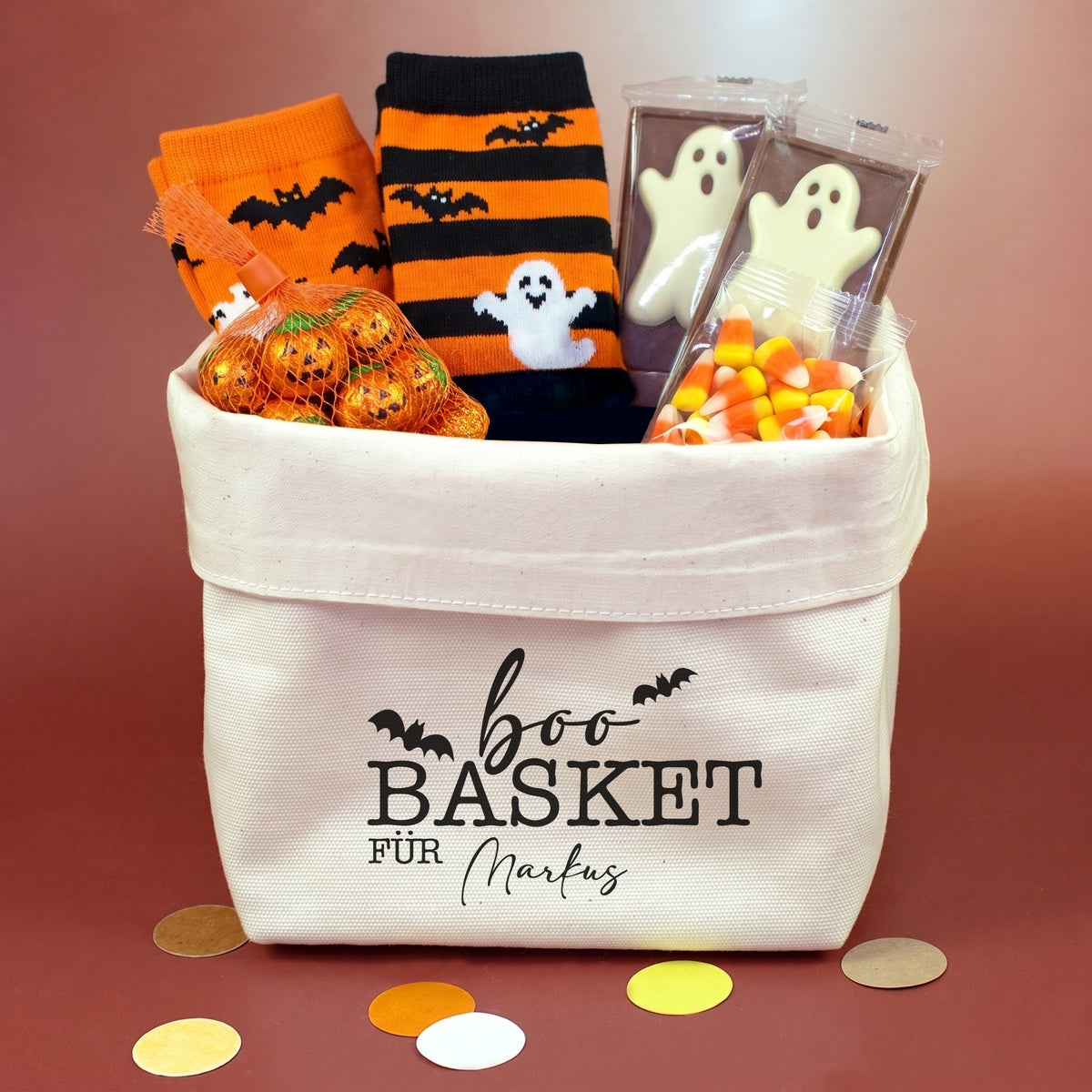 Personalisierter Boo Basket für Markus aus Baumwolle mit Halloween-Socken, Süßigkeiten und Schokolade als Geschenkidee