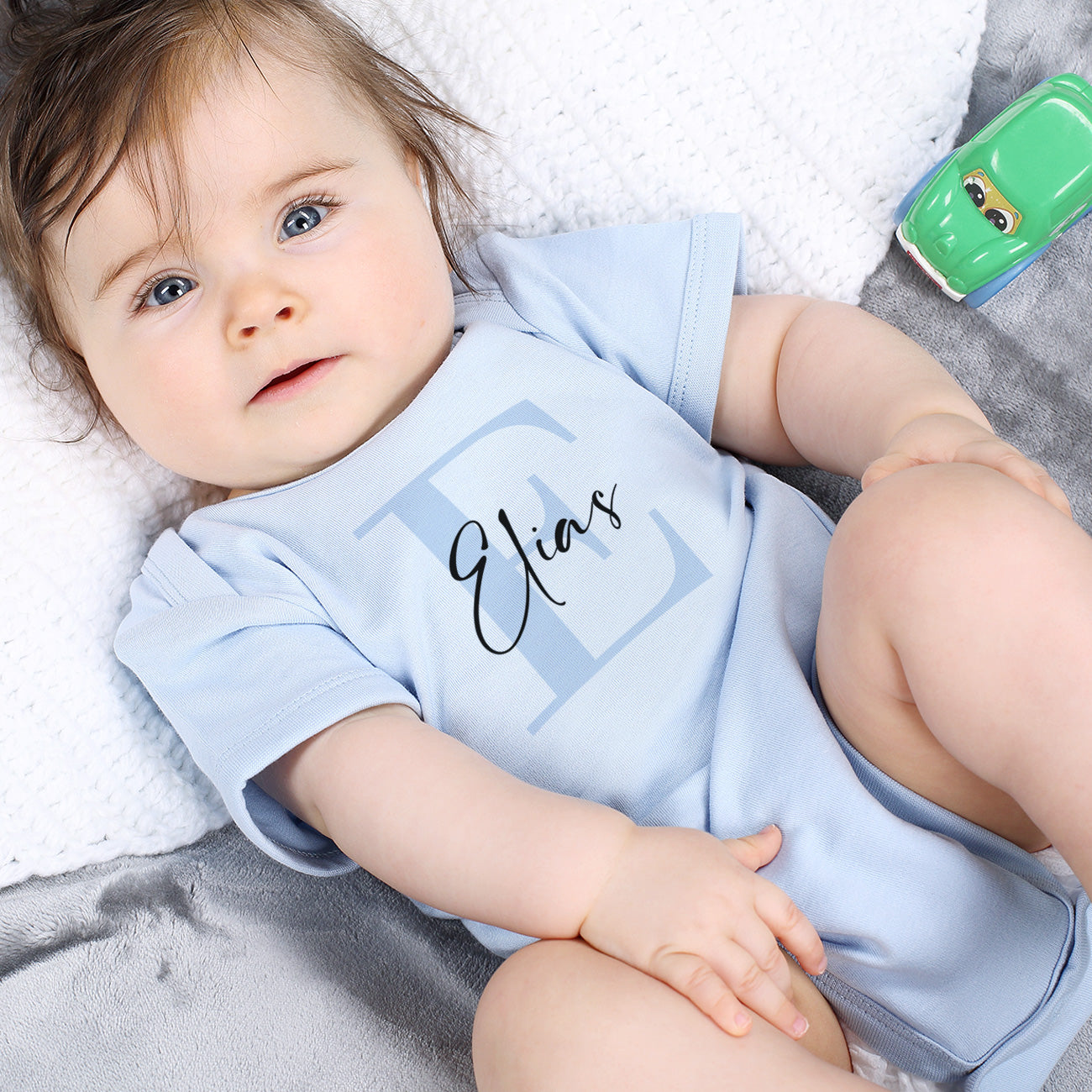 Babybody in blau mit Namen und Initiale