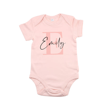 Rosa Body mit Name und Initiale