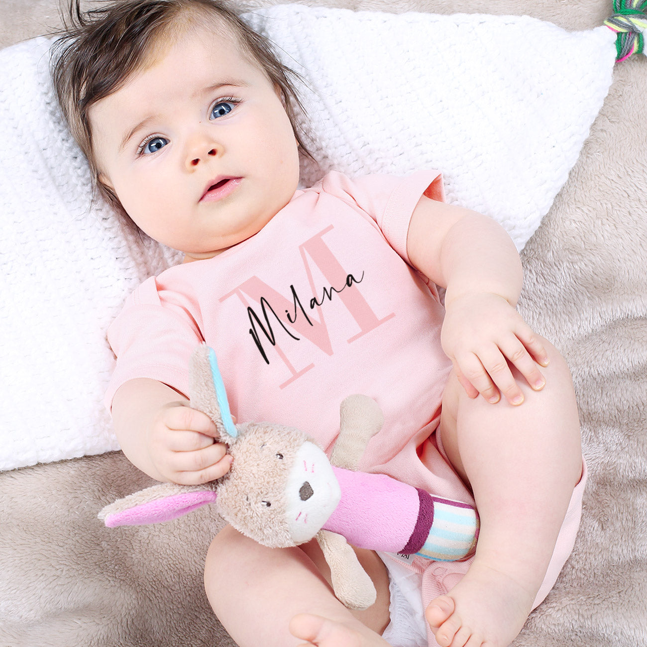 Babybody in rosa mit Name und Initiale