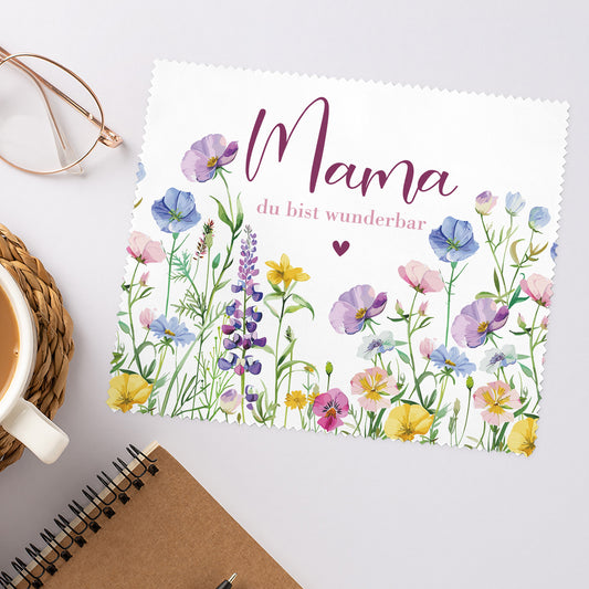 Brillenputztuch für Mama mit Blumenmotiv und Schriftzug „du bist wunderbar“ auf Tisch dekoriert
