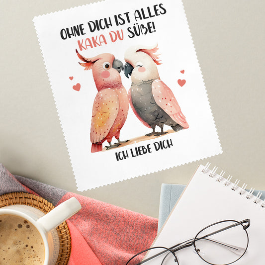Brillenputztuch mit Kakadu-Motiv und Spruch, mit Brille auf Schreibtisch-Szene, personalisierbar mit Wunschtext