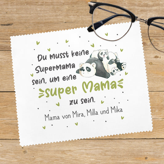 Brillenputztuch für Mama mit Panda und Wunschtext auf Holztisch neben Brille als Geschenk zum Muttertag
