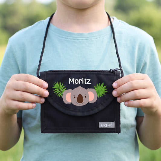 Schwarzer Brustbeutel mit Wunschnamen und Koala-Motiv