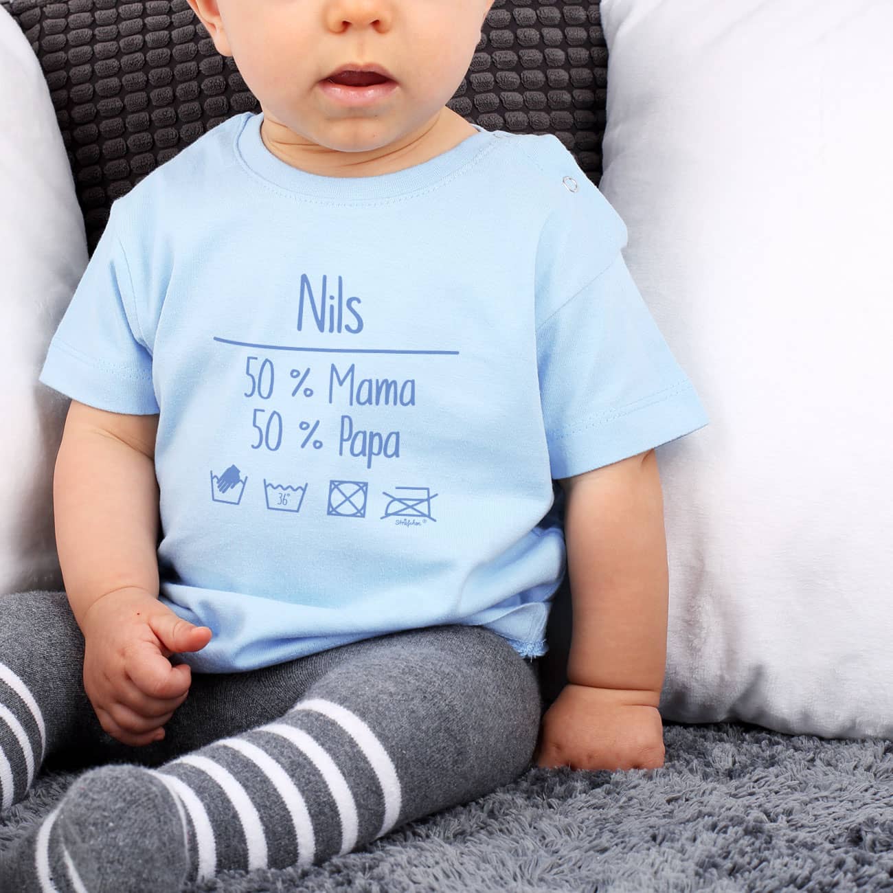 Hellblaues Babyshirt mit Waschanleitung