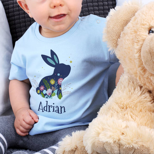 Babyshirt in pastellblau mit Name und Osterhase
