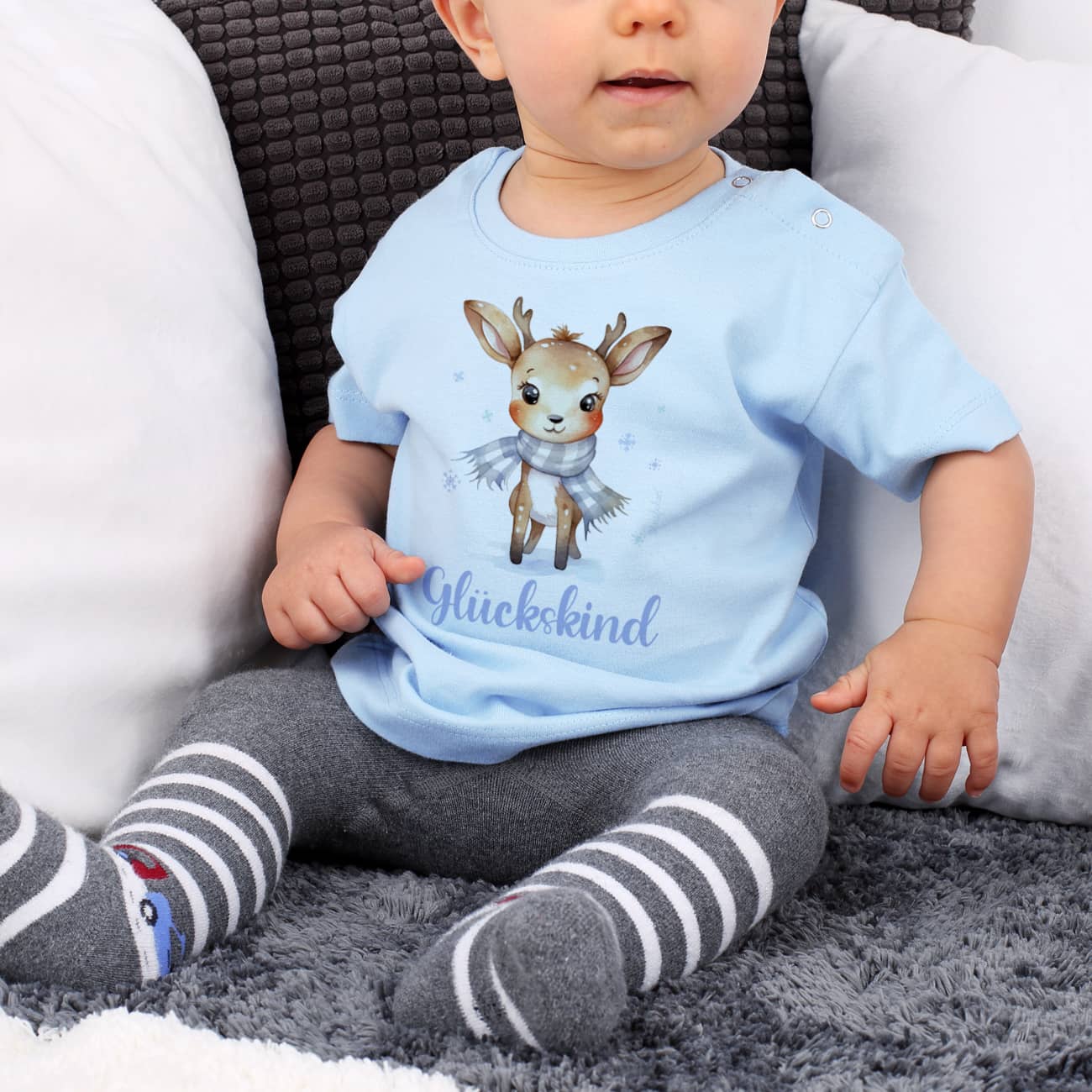 Babyshirt in blau mit niedlichem Rentier und Wunschtext