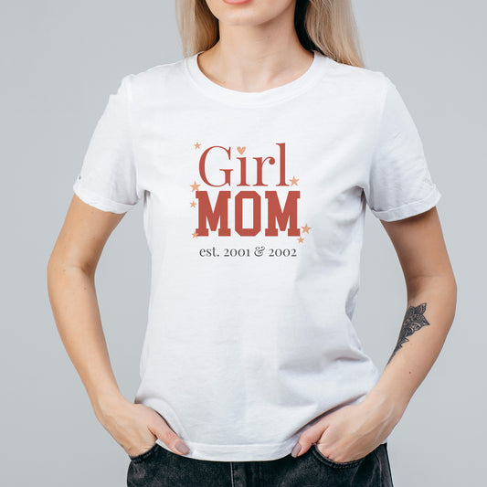 Freigestelltes weißes Damen Shirt mit „Girl Mom“ Motiv und individueller Jahreszahl