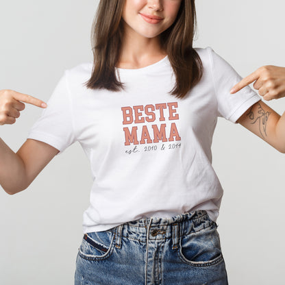 Weißes Damen T-Shirt „Beste Mama“ mit personalisierter Jahreszahl frontal getragen