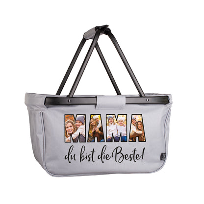 Personalisierter Einkaufskorb mit vier eigenen Fotos und dem Schriftzug „Mama, du bist die Beste!“ freigestellt auf weißem Hintergrund.
