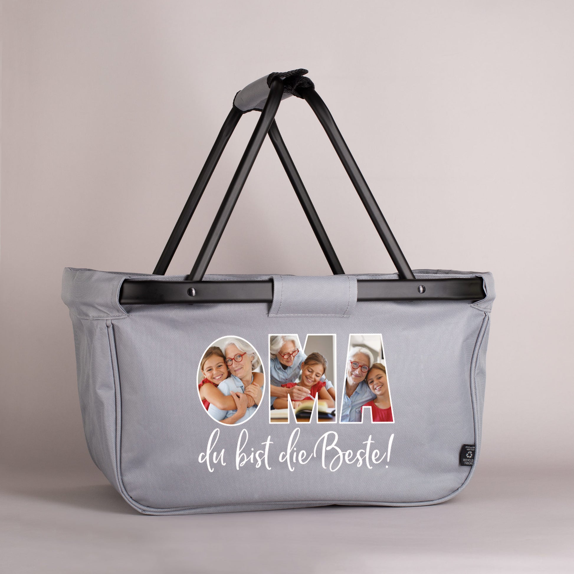 Personalisierter Einkaufskorb mit vier eigenen Fotos und dem Schriftzug „Oma, du bist die Beste!“ auf der Vorderseite.