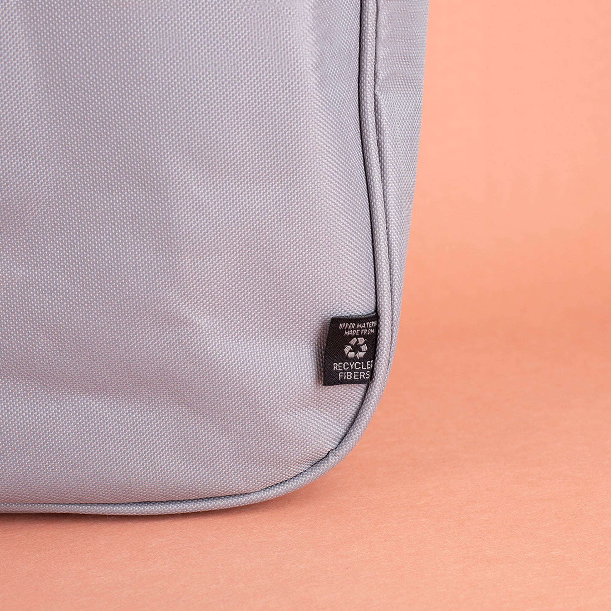 Nahaufnahme einer Ecke des Einkaufskorbs, die das hochwertige Material, die präzise Verarbeitung und die robuste Form zeigt.