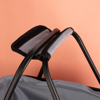 Nahaufnahme der stabilen, ergonomischen Griffe des Einkaufskorbs für bequemes Tragen.