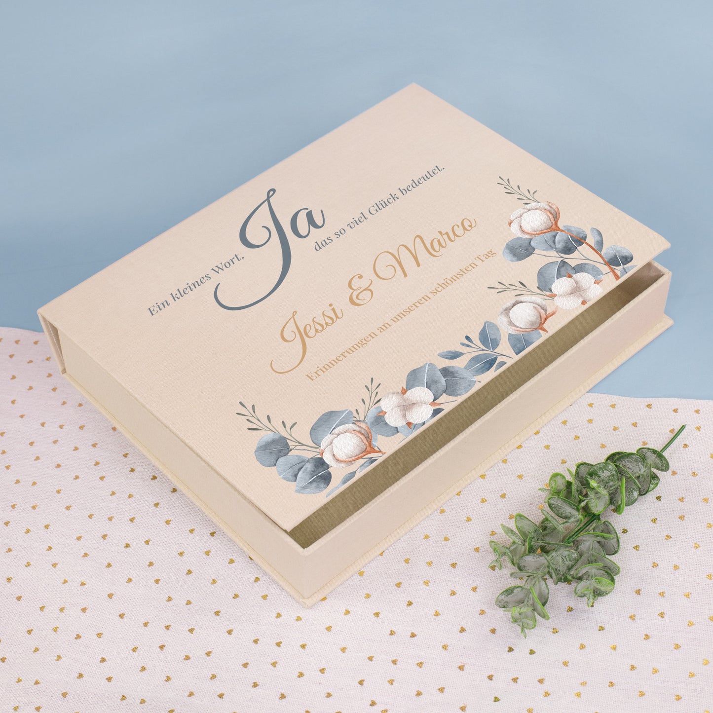 Personalisierte Erinnerungsbox zur Hochzeit mit Eukalyptus-Motiv, Baumwollblüten, Namen und Wunschtext auf beige Stoffbox