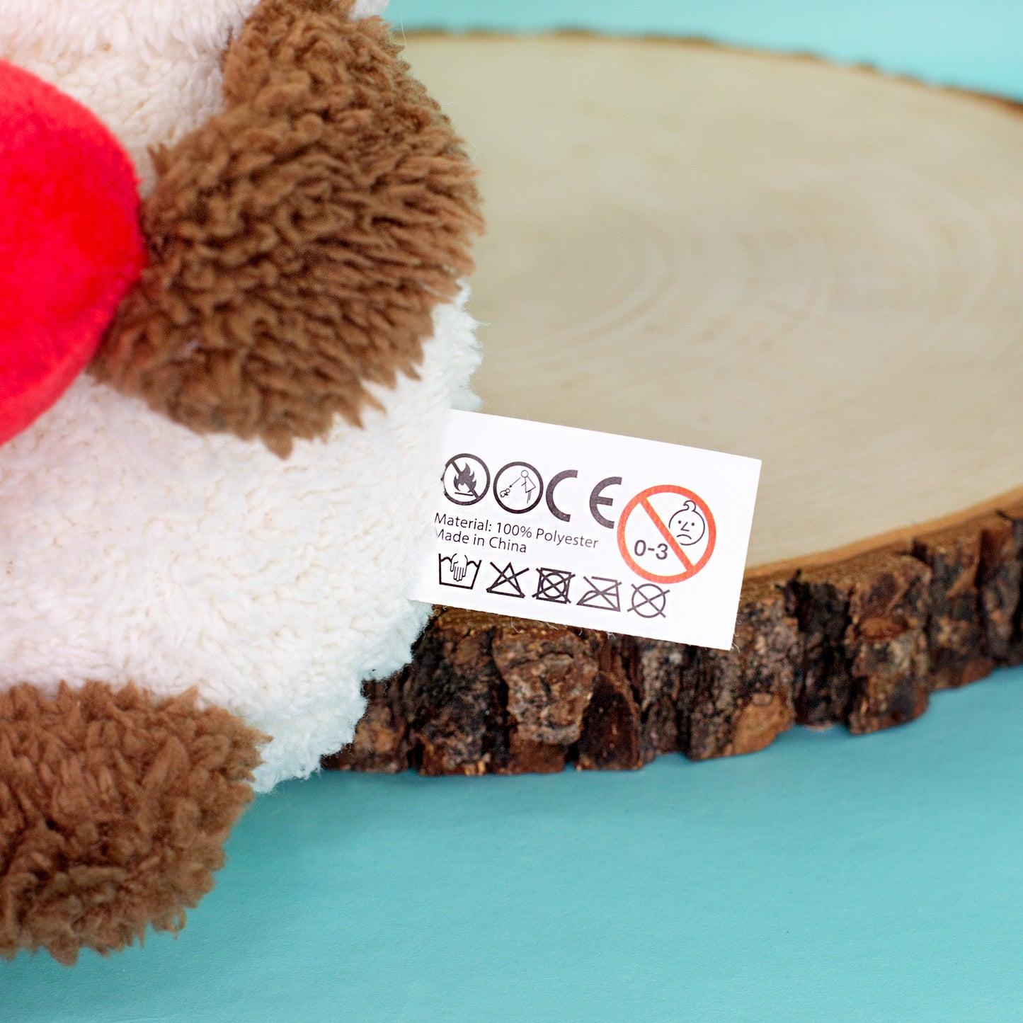 Pflegeetikett am personalisierten Kuscheltier Teddy mit Materialangabe 100 Prozent Polyester