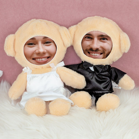 Teddy Brautpaar mit eigenen Fotogesichtern sitzend auf weißem Fell vor rosa Hintergrund