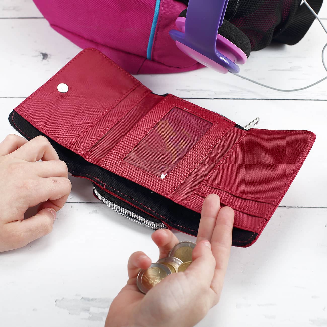 Kindergeldbörse mit Reißverschlussfach, fünf Visitenkartenfächern, großem Scheinfach und einem Fach mit Sichtfenster