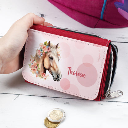 Kinder-Geldbörse mit Pferdemotiv und Name „Theresa“ – Mädchen hält die rote Geldbörse in der Hand