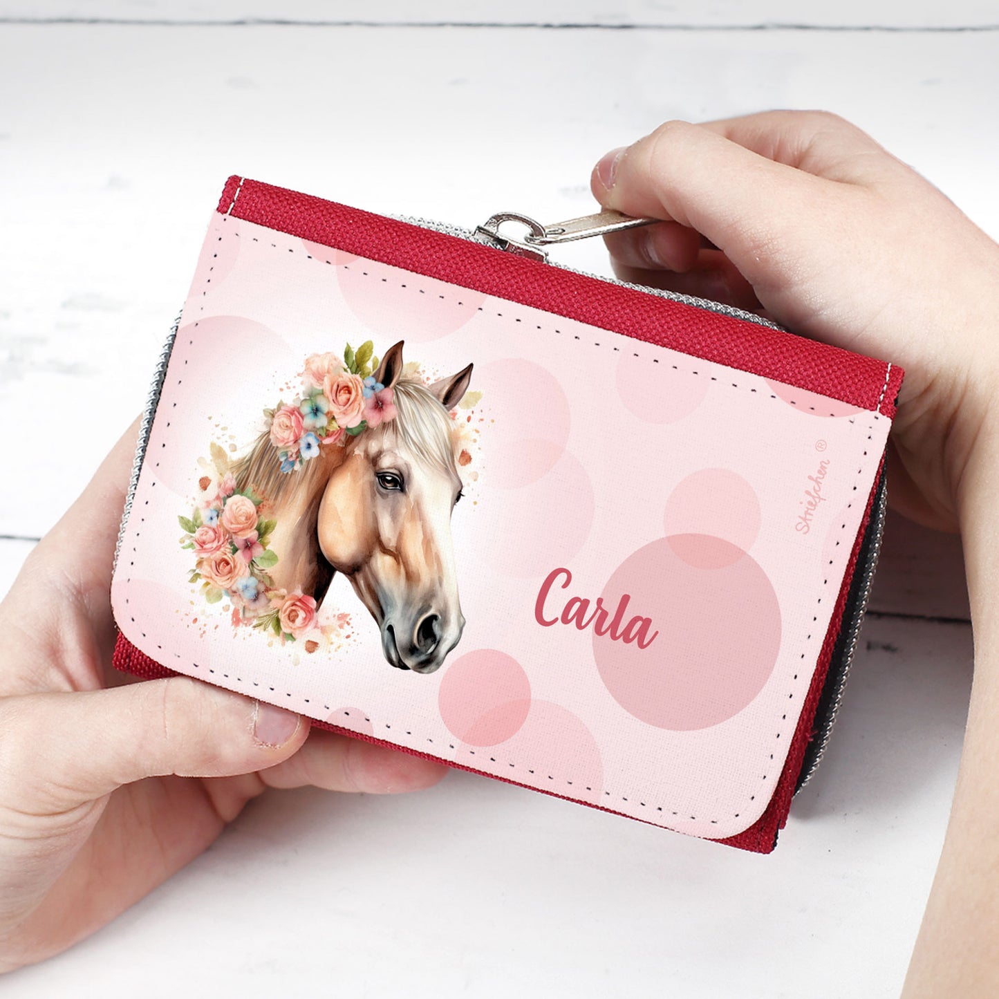 Personalisierte Kinder-Geldbörse mit Name „Carla“ und Pferdemotiv, von Hand gehalten